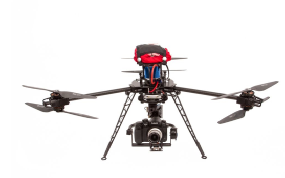 Drone professionnel quad copter avec caméra numérique au coucher du soleil  prêt à voler pour la surveillance. Gros plan du rotor UAV. Quatre lames  hélice drone Photo Stock - Alamy